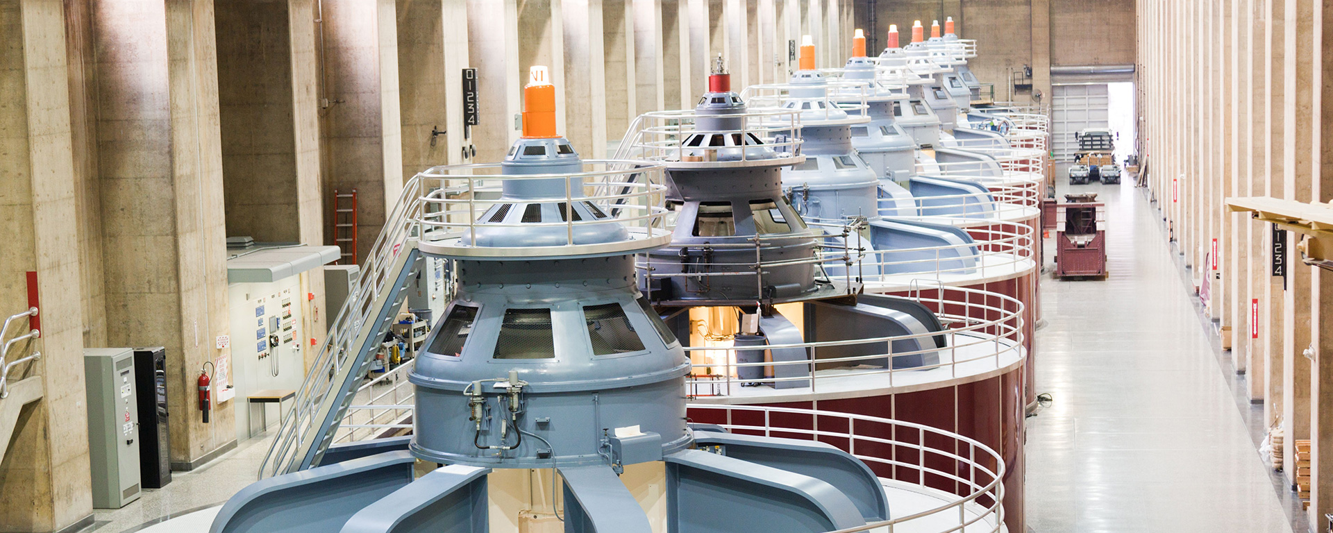 Turbines in de waterkrachtcentrale